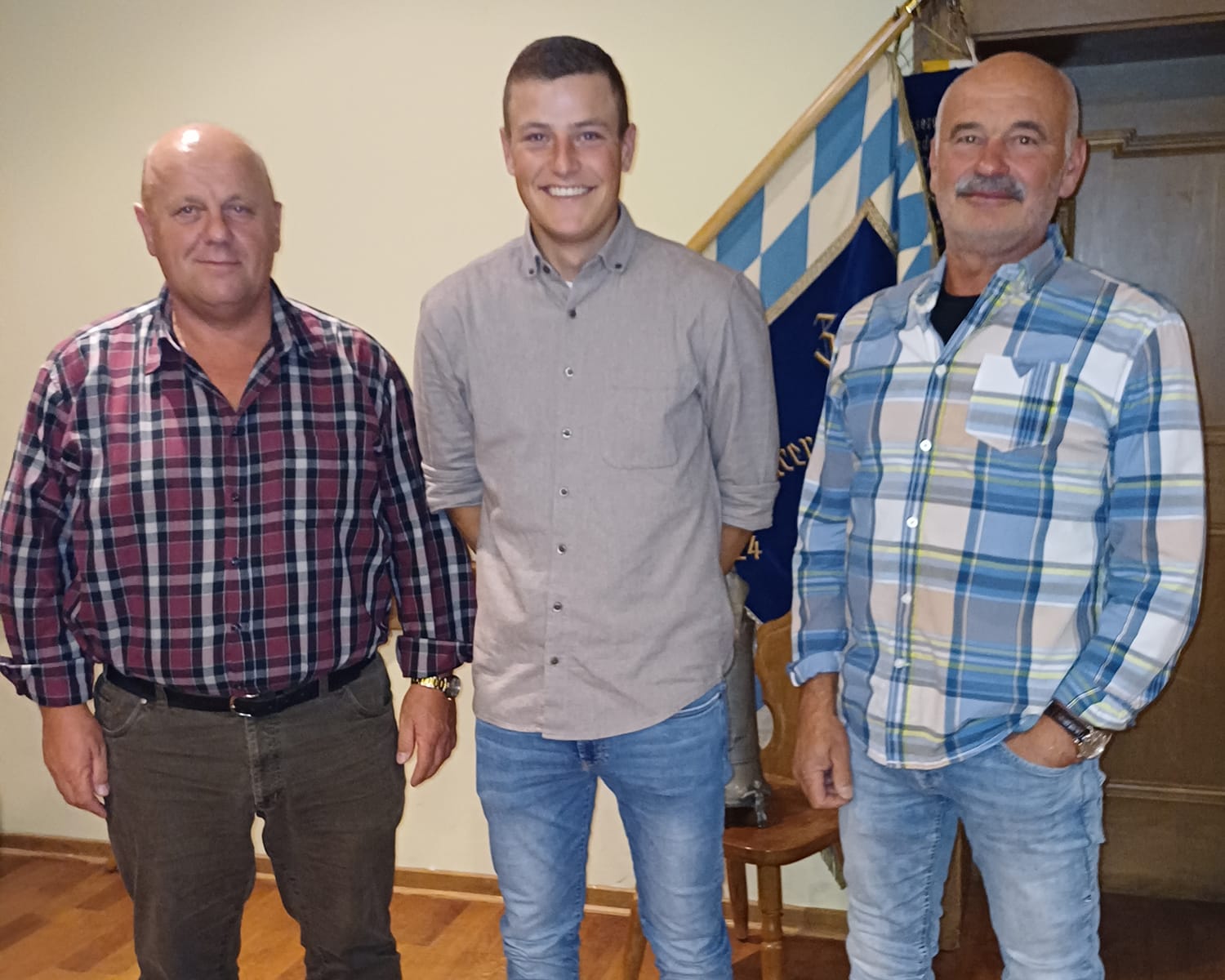 Auszubildender mit den beiden Geschäftsführern